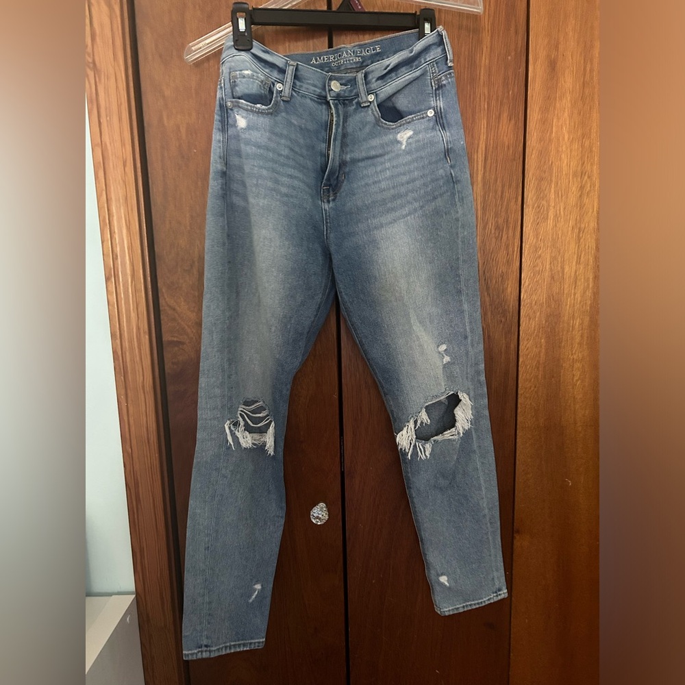 AE Ripped Knee Mom Jean
